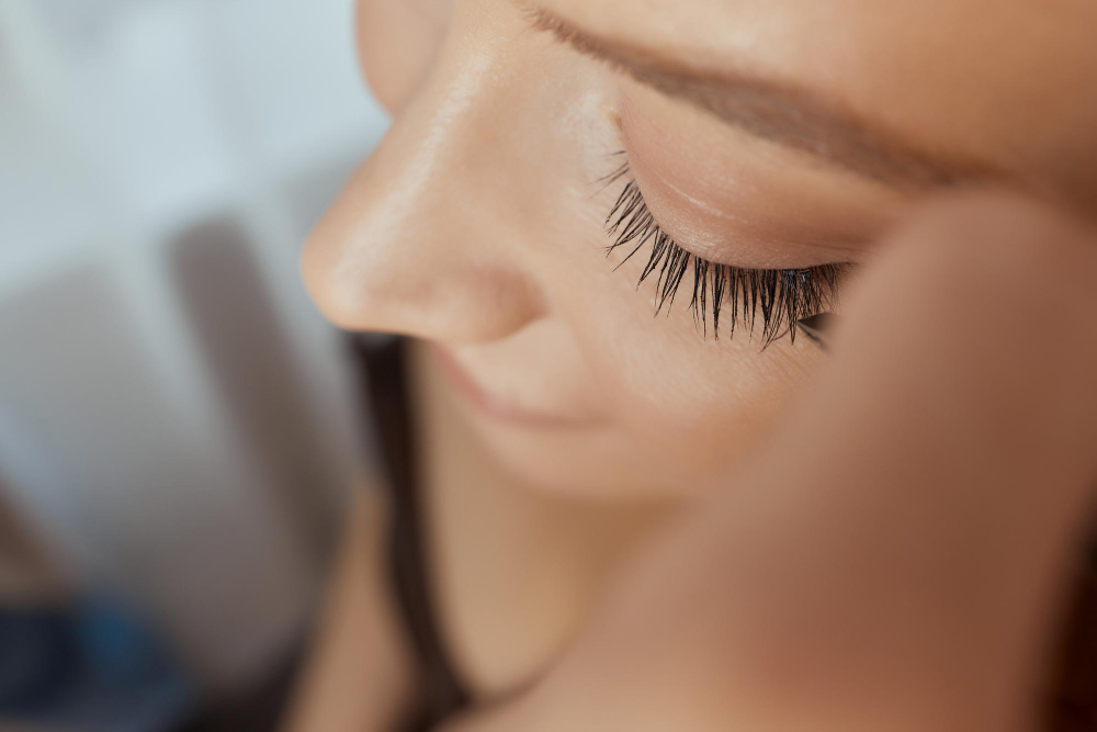 Your Guide to Healthy & Natural-Looking Lashes