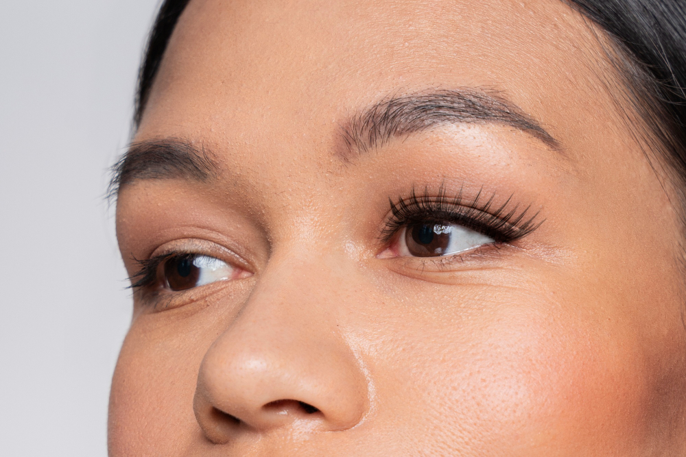 The Ultimate Guide to Hybrid Lash Extensions