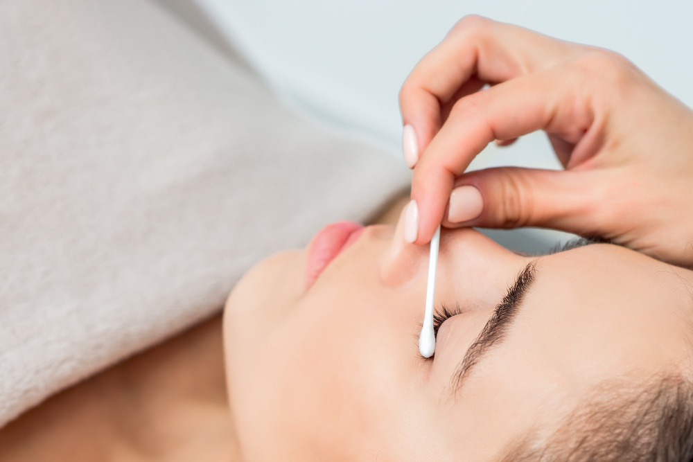 How to Properly Clean Lash Extensions