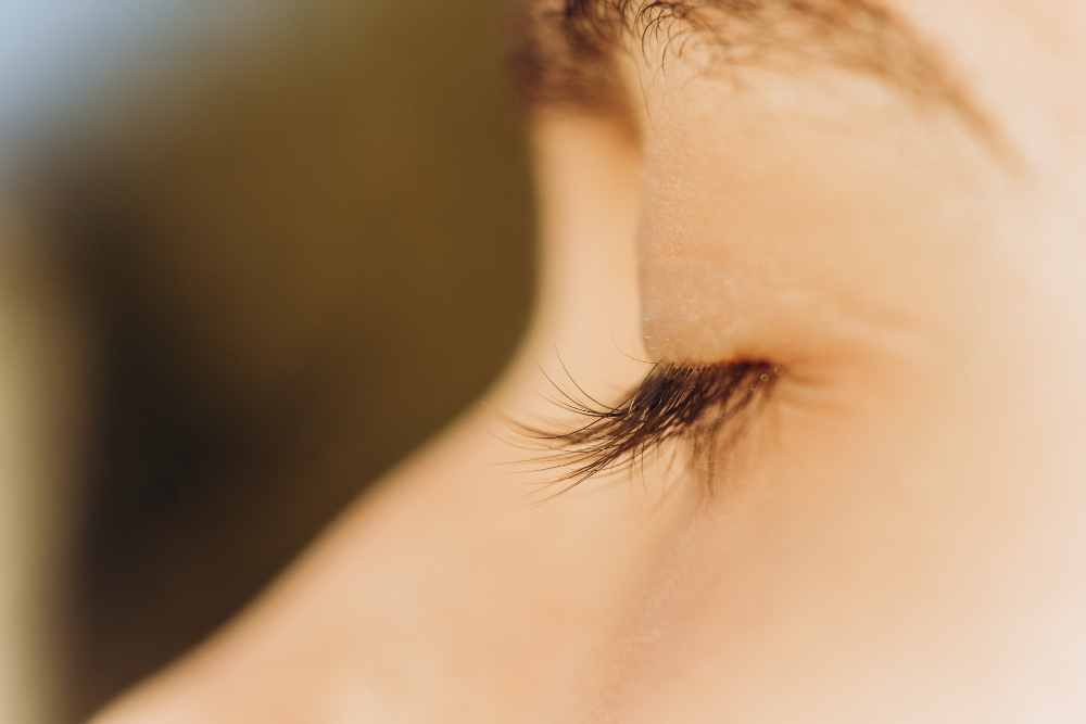 How to Achieve Healthy, Long, and Natural-Looking Eyelashes